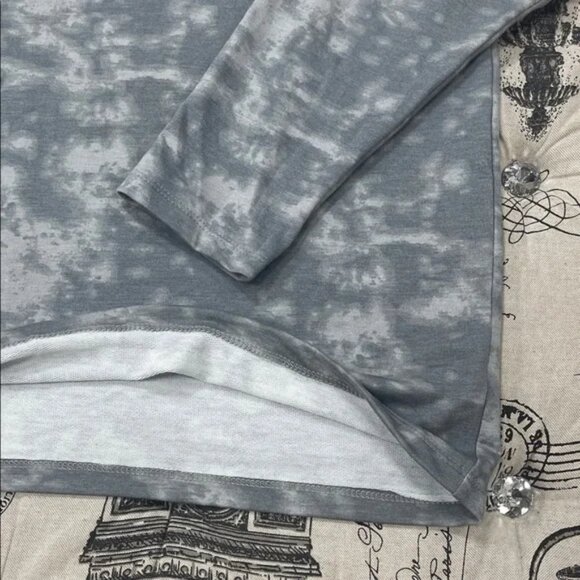 SUPPLY & DEMAND  Gray Tie-Dye Long Sleeve Top - Picture 5 of 9